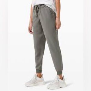 Lululemon 🍋 On the Fly, joggers. Size 10. Gray/green